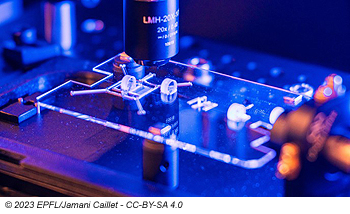 EPFL-femtosekunnin-laseri-lasista-350-t.jpg